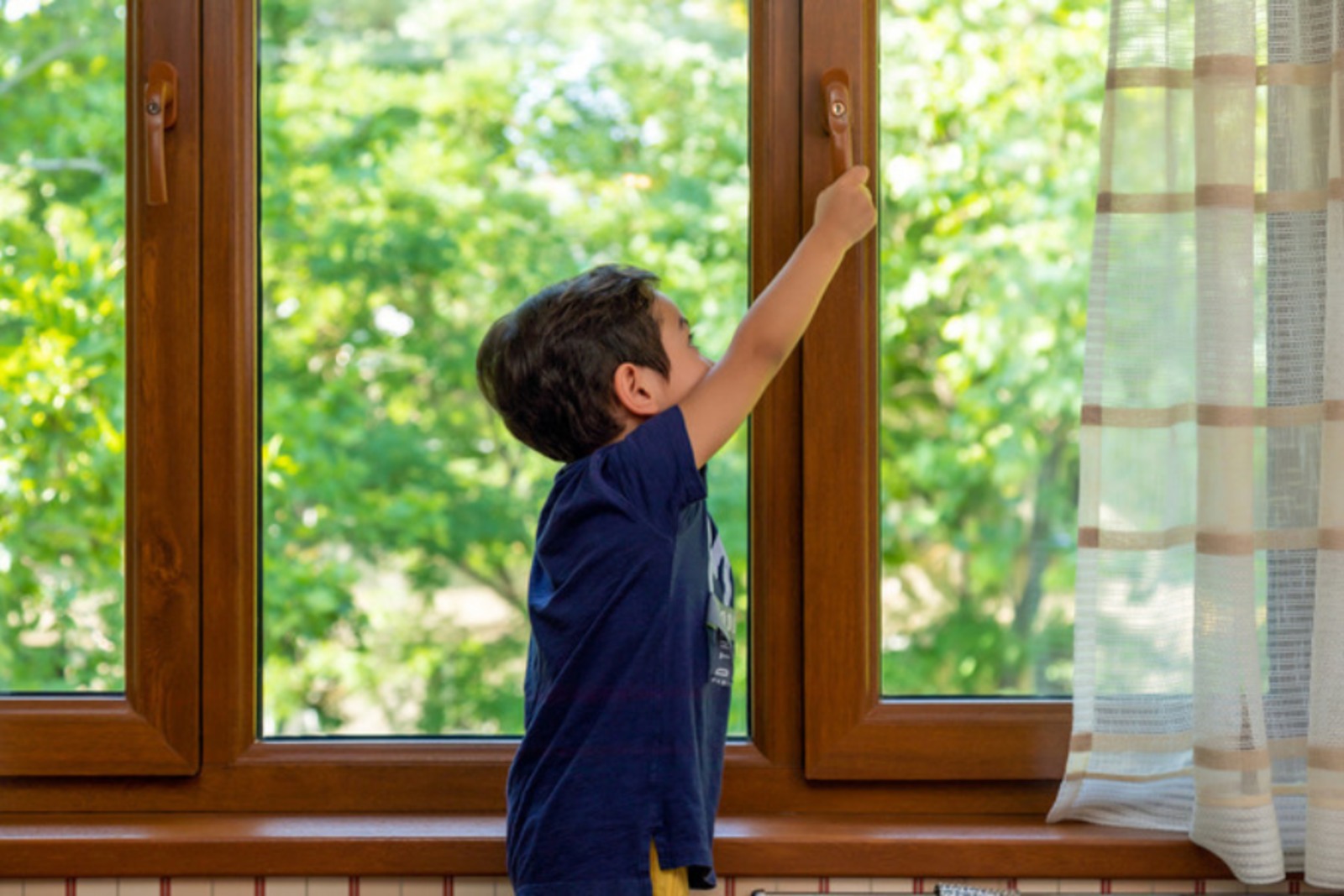 Балалардың терезеден құлап кетуіне жол бермеу үшін ата-аналарға арналған жадынама «назар аударыңыз!»