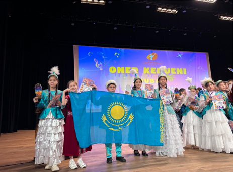 Б.Атыханұлы атындағы 36 гимназияның “Ақ желен” домбыра оркестрі жетекшісі Әлімбай Тасқынның ұйымдастыруымен Дубайда “Өнер керуені-Дубай” байқауына қатысып Бас жүлдені иеленіп,жеңімпаз атанды.