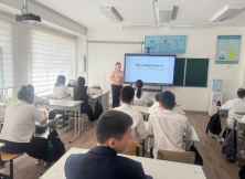 Ұлт руханиятына өлшеусіз үлес қосқан көрнекті ақын, журналист, қоғам қайраткері Бәкір Тәжібаевтың 100 жылдық мерейтойына орай мектебімізде «Ән ғұмырдың иесі» атты сынып сағаттары ұйымдастырылды.